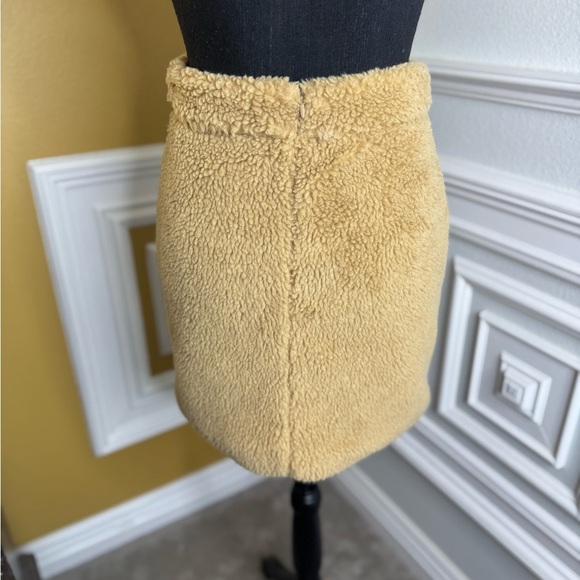 ALIÉTTE 
Faux Fur Mini Skirt Cozy Tan Sherpa Skirt - Picture 9 of 14